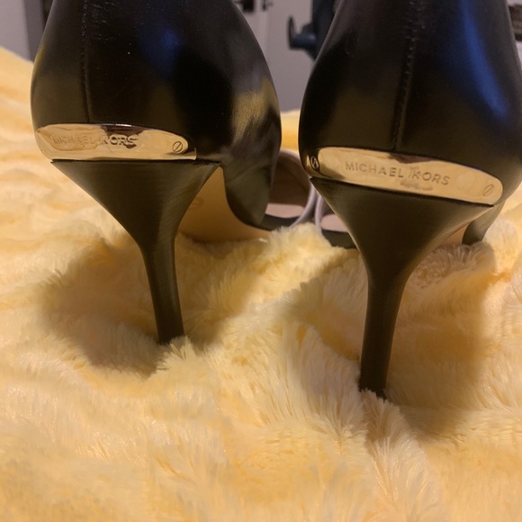 Michael Kors two toned gray and black pumps - Picture 2 of 6